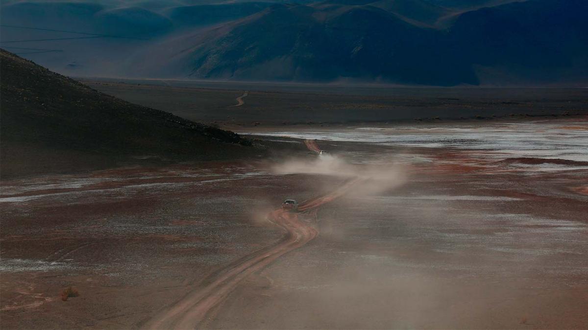 CUATRO POR CUATRO. En la Puna se recorren grandes extensiones a través del desierto.