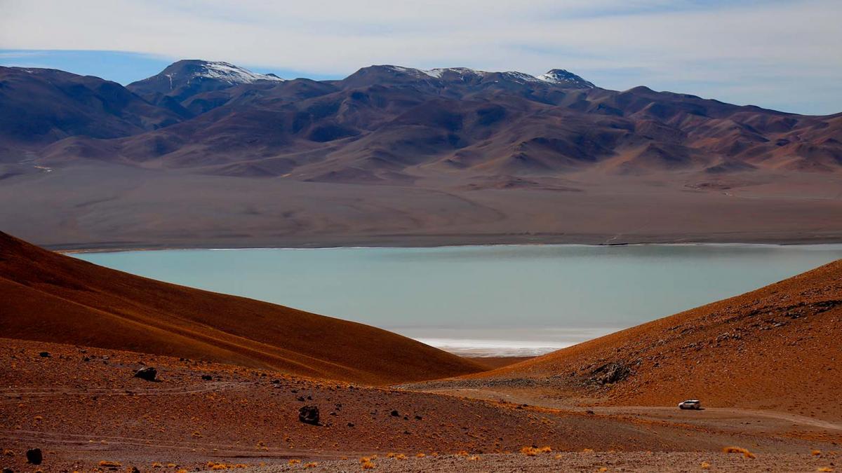 VOLCÁN GALÁN. Vista de Laguna Diamante, en el centro del gigantesco cráter volcánico.