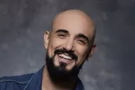 Abel Pintos le llevó una taza de té caliente a un músico callejero: Tomá, hace frío