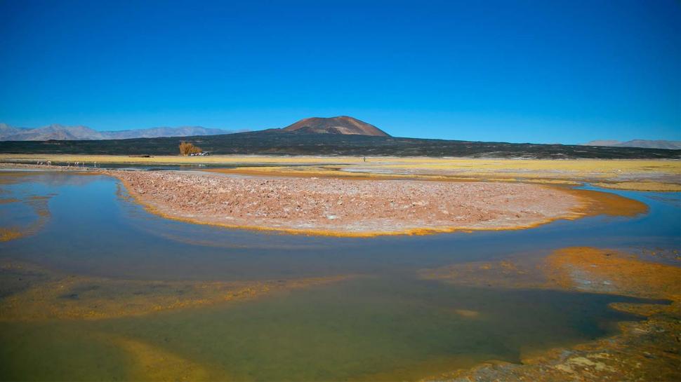 CARACHI PAMPA. Una de las tantas postales multicolores de la laguna y el volcán del mismo nombre. 