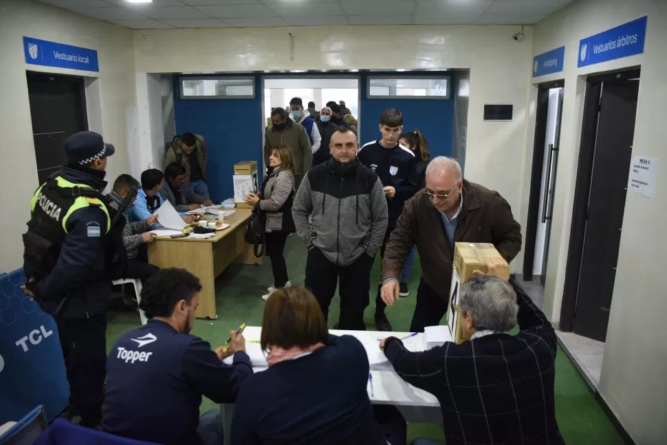 CONCURRIDO. Un gran número de socios se acercó al estadio para participar de las primeras elecciones en nueve años. 