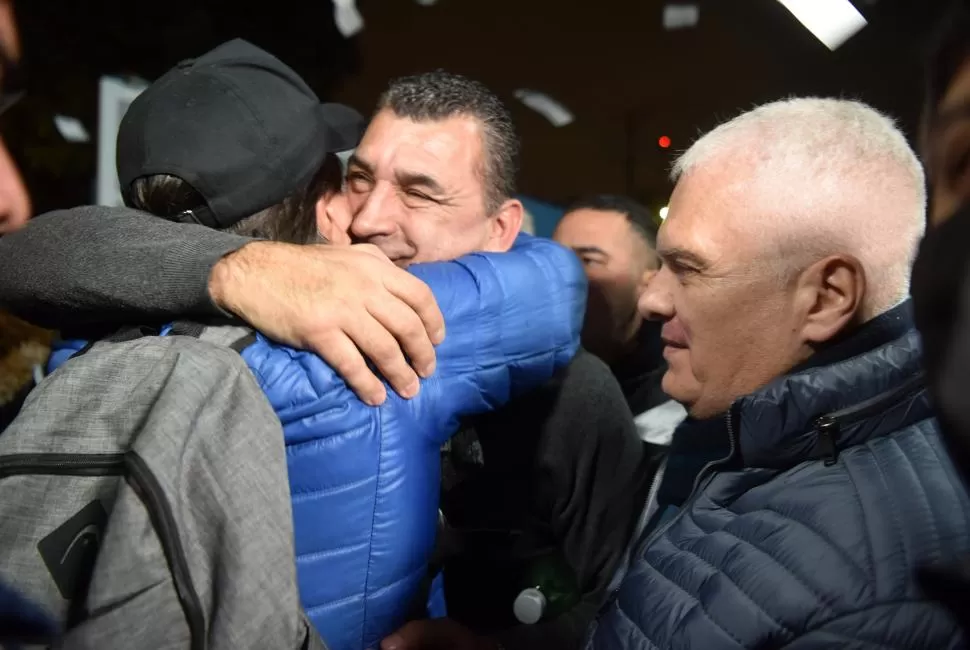 PURA EMOCIÓN. Mario Leito recibe las muestras de cariño de parte de los socios, hinchas y miembros de su agrupación. la gaceta / foto de Ines Quinteros Orio