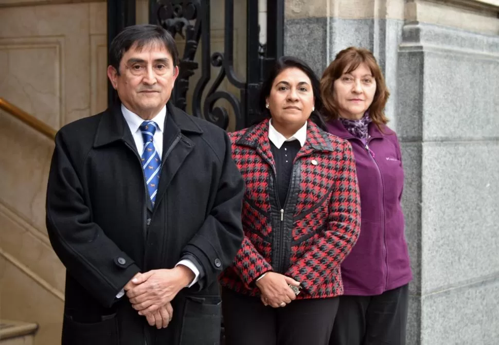 AUTORIDADES. El decano Martínez, junto a Moyano y a Romero. Ellas están a cargo de la Escuela de Enfermería. la gaceta / foto de ines quinteros orio 