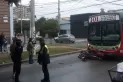 Choque entre un colectivo y una moto en barrio El Bosque: hay dos heridos