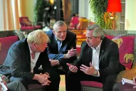 Fernández y Johnson, en un fuerte cruce por Malvinas