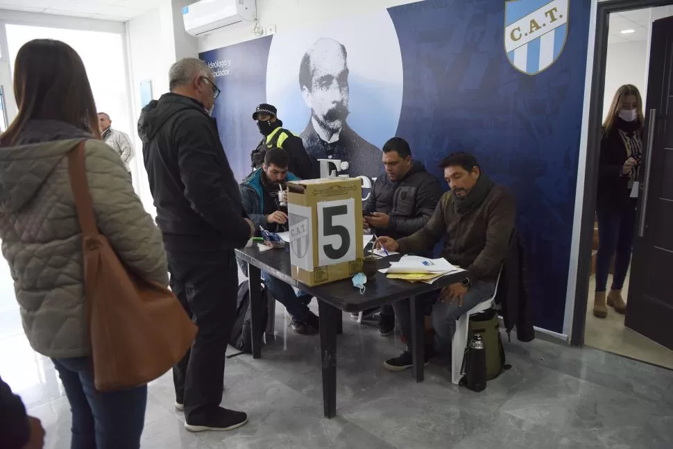 A CUMPLIR. Los socios votaron, con el mural en homenaje a José Fierro de fondo. De 2.997 socios habilitados, sólo votaron 1.805. Estos números deben crecer.    