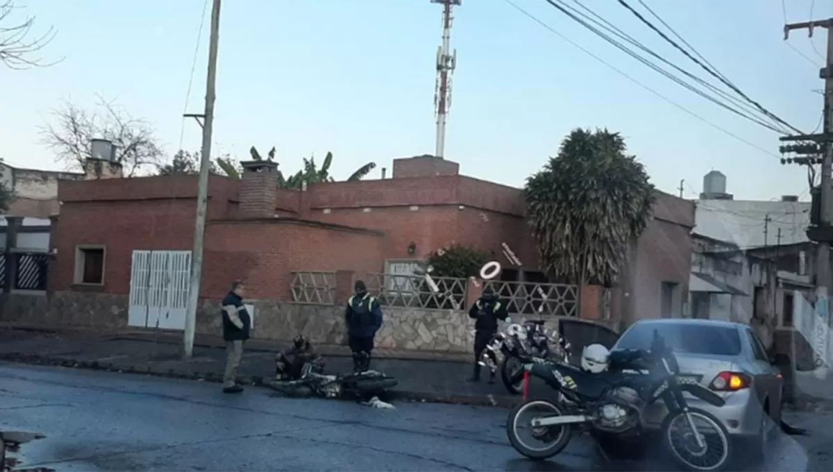 LA ESCENA. El conductor de la moto espera en el cordón la llegada de una ambulancia.