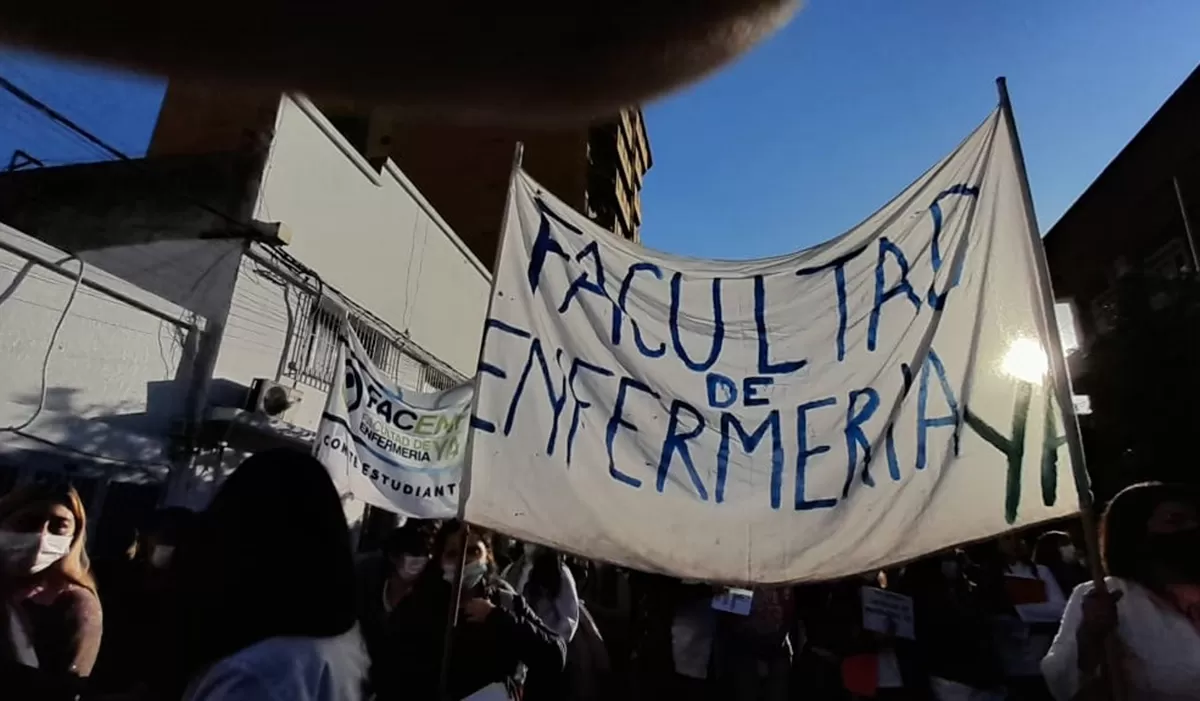 MOVILIZACIÓN. Estudiantes reclama la jerarquización de la escuela de enfermería .