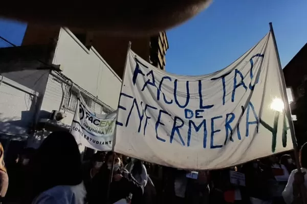 Enfermería: exigen que se acelere el pase de escuela a facultad y temen que se trunque el proyecto