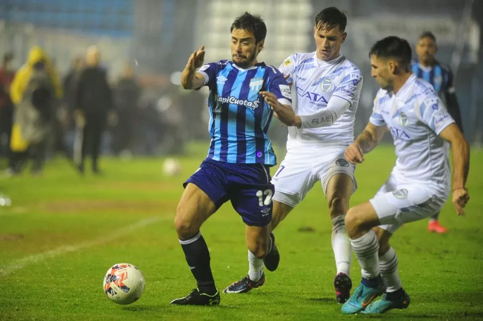 EXPERIENCIA. Con Pusineri, Rius jugó como volante o lateral por derecha. En ambos puestos el jugador mostró buen nivel. 