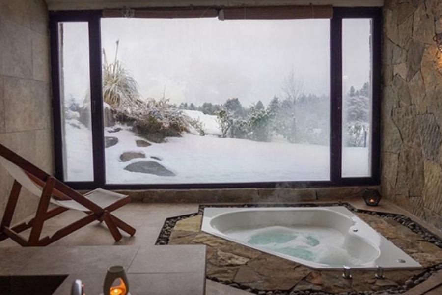 El jacuzzi es un lugar ideal para ver la nieve caer.