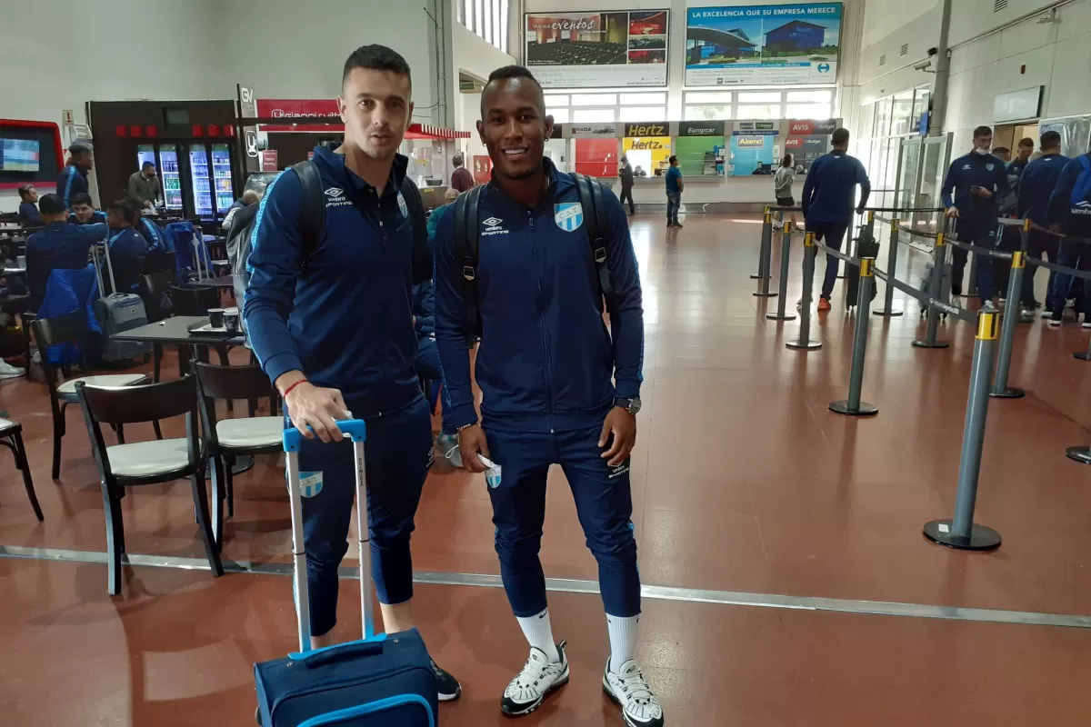 EN EL AEROPUERTO. Balanta junto a la figura de Atlético, Ramiro Carrera. LA GACETA/FOTO DE DANIEL CORONEL