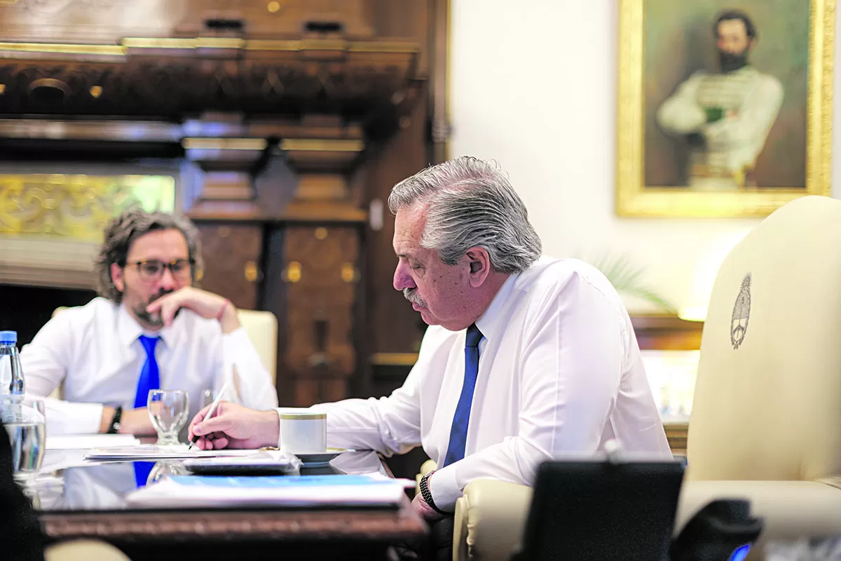 El presidente argentino mantuvo una conversación de media hora con el mandatario ucraniano y le ofreció enviar más ayuda humanitaria.