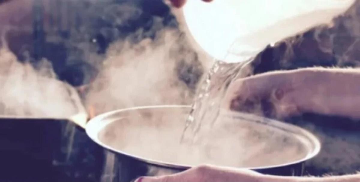 Bolivia: escuchó a su pareja soñar con otra mujer y le tiró agua hirviendo en los genitales