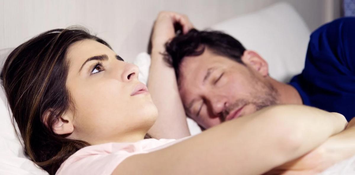 La mujer escuchó que su pareja hablaba con otra mujer.