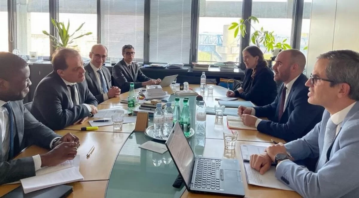 Reunión del entonces ministro Guzmán con el Club de París. (TÉLAM-ARCHIVO)