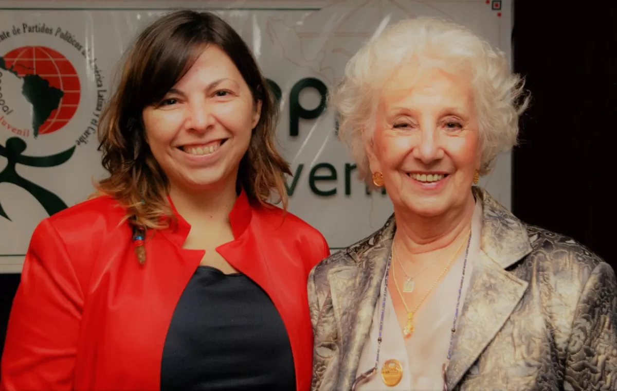 Batakis, junto a la titular de Abuelas de Plaza de Mayo, Estela de Carlotto.