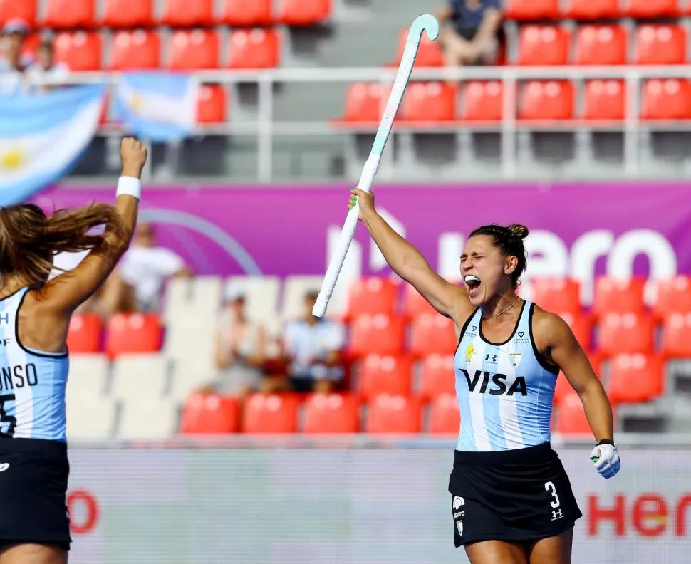 EL TERCERO. Victoria Granatto, que bateó la bocha en el aire sobre la línea del arco coreano, festeja la conquista. Como todo el equipo, la delantera tuvo gran nivel.  twitte @ArgFieldHockeyr  