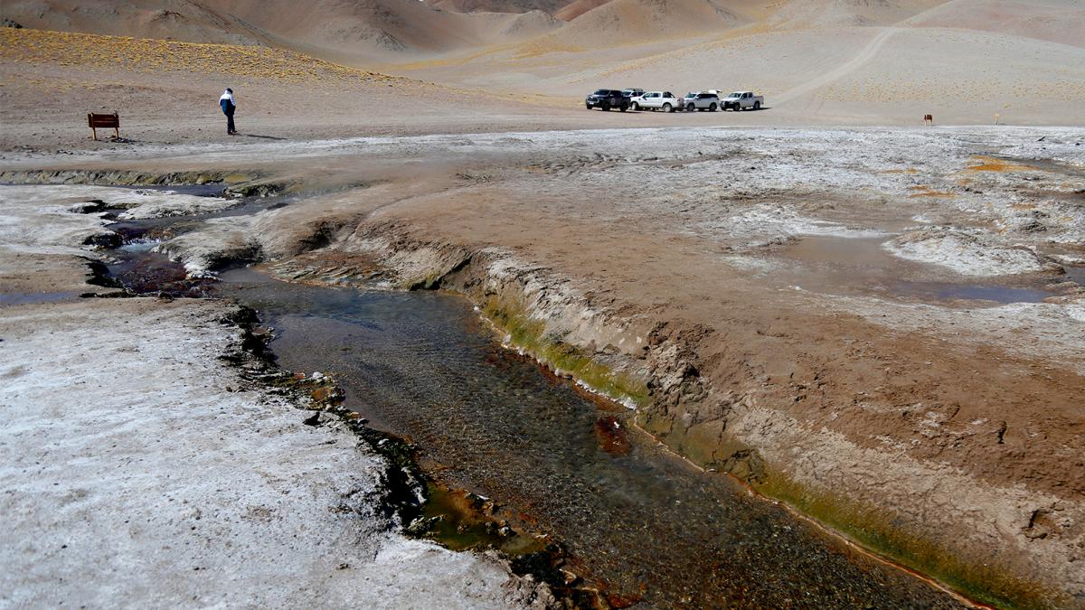 La expedición hace un alto en el desierto para almorzar y María Eugenia cuenta la historia de Shawn