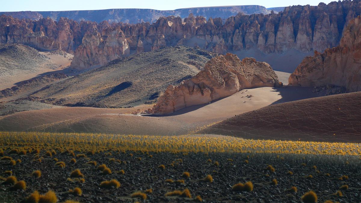 Las formas impactantes de la roca volcánica en la caldera del Galán