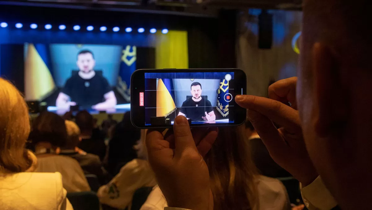 EN SUIZA. Volodímir Zelensky habló durante la reunión por la reconstrucción de Ucrania, en Lugano.