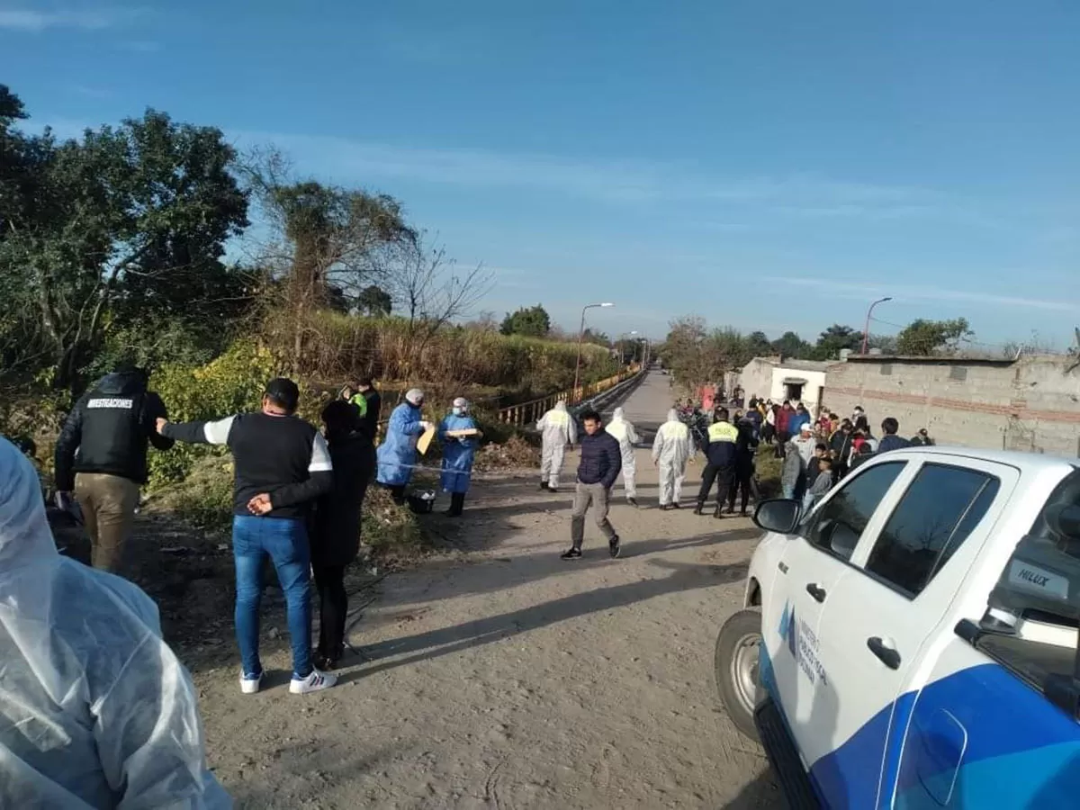 LA ESCENA. Los peritos trabajan en el lugar donde cayó sin vida el joven.