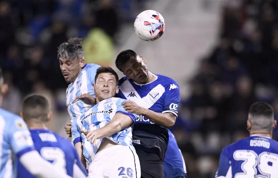 EN LAS ALTURAS. Manuel Capasso y Jonathan Sandoval luchan en el aire. Atlético tiene mucha altura y en ataque (aprovechando la pegada de Ramiro Carrera y Joaquín Pereyra) lleva mucho peligro al arco rival. 