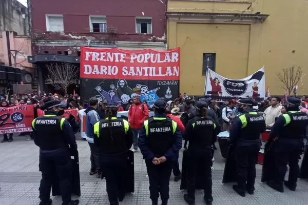 El Frente Popular Darío Santillán marchó por el microcentro en contra del ajuste