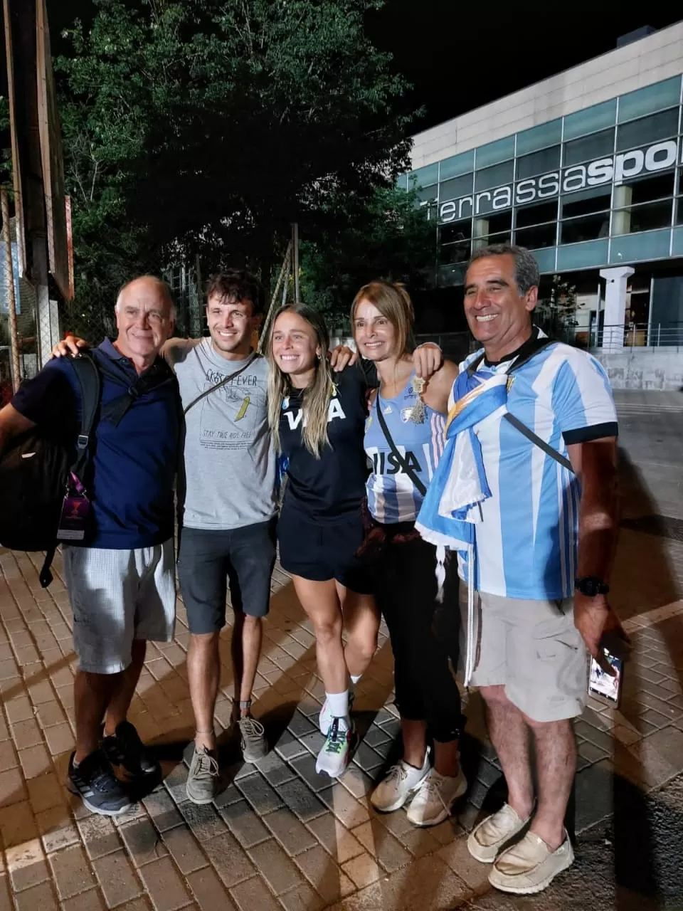 APOYO. Ricardo, “El Negro”, “Vicky”, “Romi” y Luis se encontraron con la ex jugadora de Tucumán Rugby luego de la victoria por 4 a 1 de Argentina ante España. 