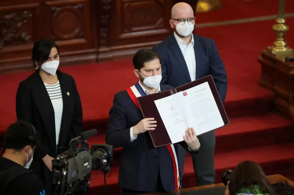 Boric recibió la propuesta para la nueva Constitución de Chile