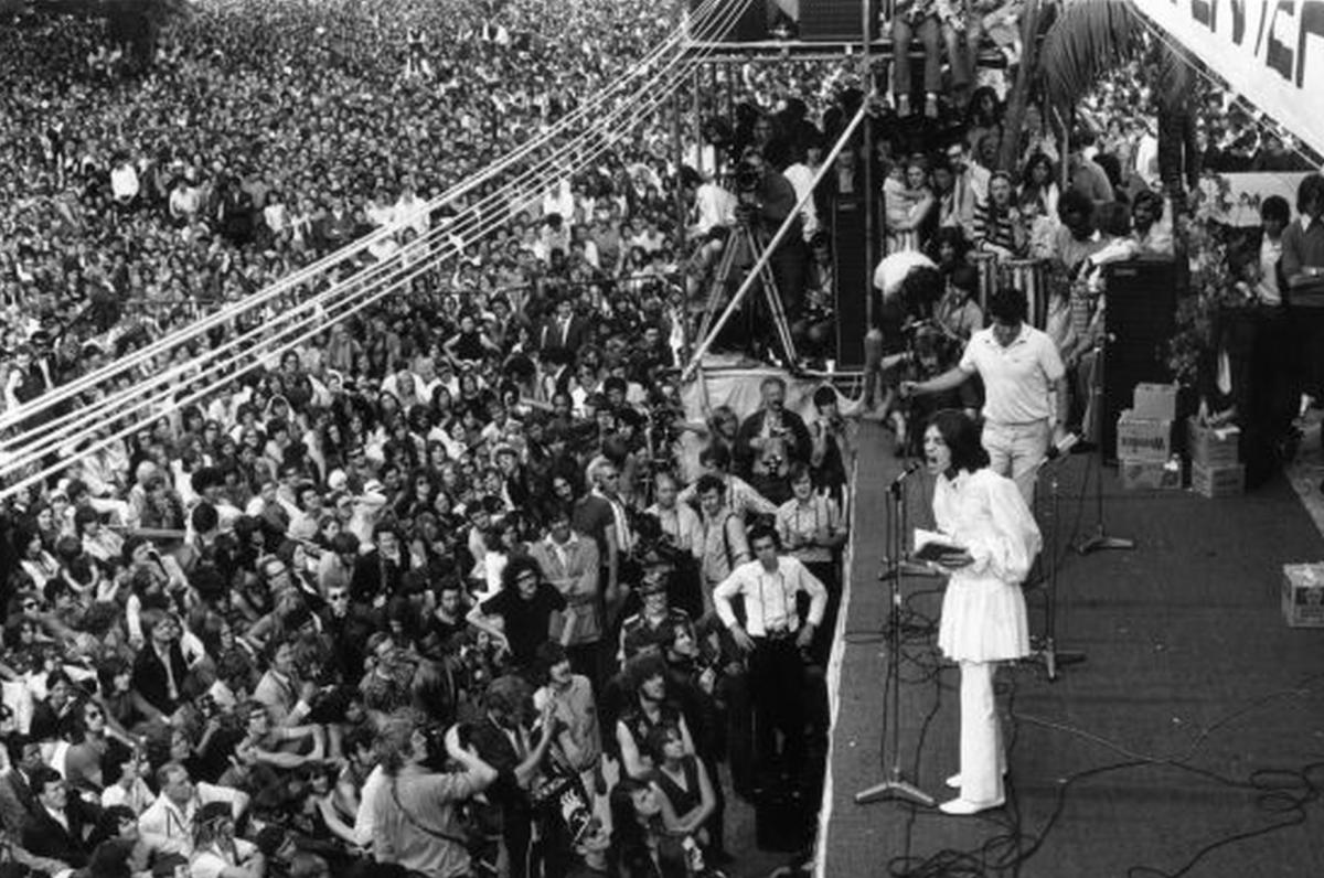 Mick Jagger lee una dedicatoria a Brian Jones en el concierto de los Rolling Stones en Hyde Park en 1969.