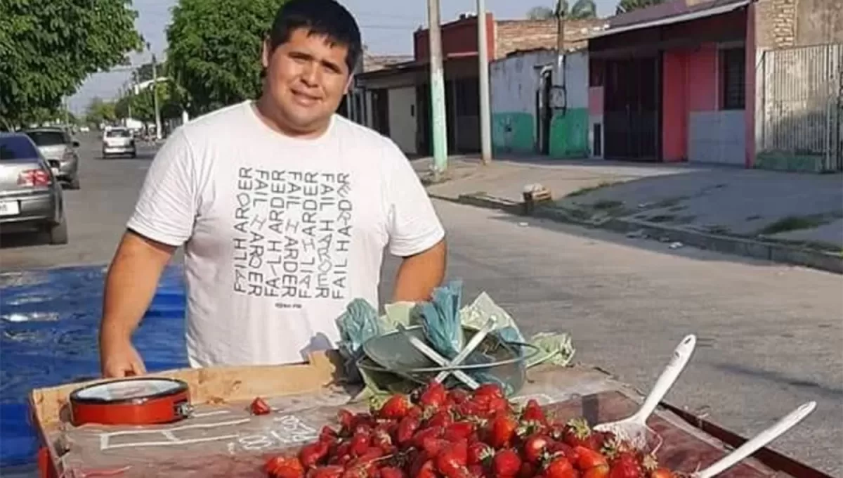 OTROS TIEMPOS. Antes de mostrar en las redes su crecimiento patrimonial, Walter “Kuki” Caro subía fotos vendiendo frutillas por las calles del barrio Victoria. 