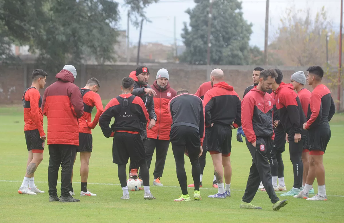 CONCENTRADOS EN SEGUIR PROGRESANDO. El plantel “santo” trabaja con la idea de recuperar su mejor nivel. En La Ciudadela confían en que alcanzarán a la “B”.