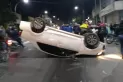 ¡Sólo un susto! Un auto volcó en avenida Juan B. Justo y su conductor salió ileso