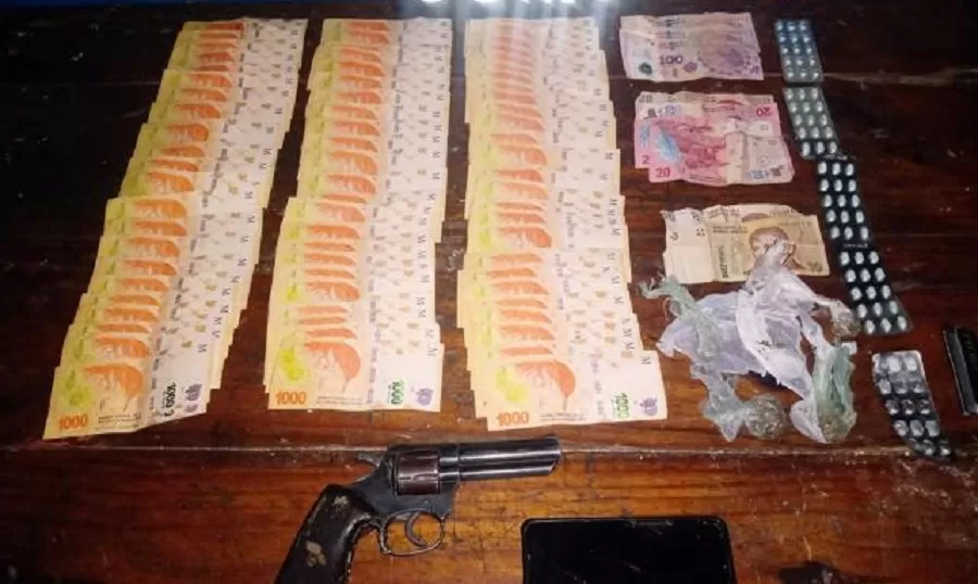 EL arma y los otros elementos que llevaba el hombre. 