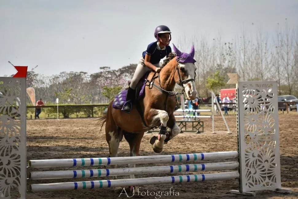 TIENE FUTURO. Elena Carcelller, montando a “LF Alabama”, triunfo en la prueba de Escuela Menor con vallas de 0,60 metro. aj fotografia 