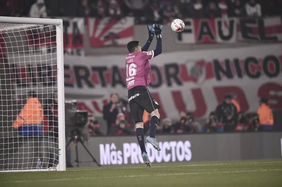 GRAN ACIERTO. Con algunos partidos, Lampe se adueñó del arco de Atlético. Fue figura ante Vélez, River, Huracán y Lanús. El arquero internacional es pura jerarquía. 