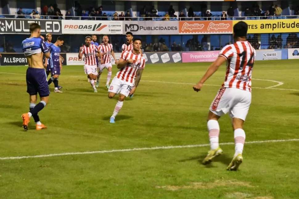 GOL DE ORO. Argañaraz puso el 1 a 1 ante Rafaela tras un gran remate.  