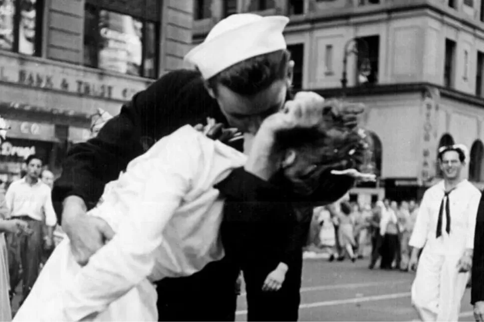 Símbolo del fin de la guerra por Alfred Eisenstaedt.
