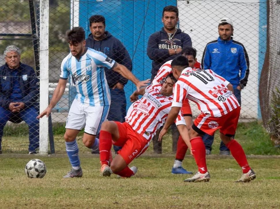 EN PLENA DISPUTA. Isaias Bovi (Atlético) y Matías Yubrín (Bella Vista). Gentileza Jorge Ledezma