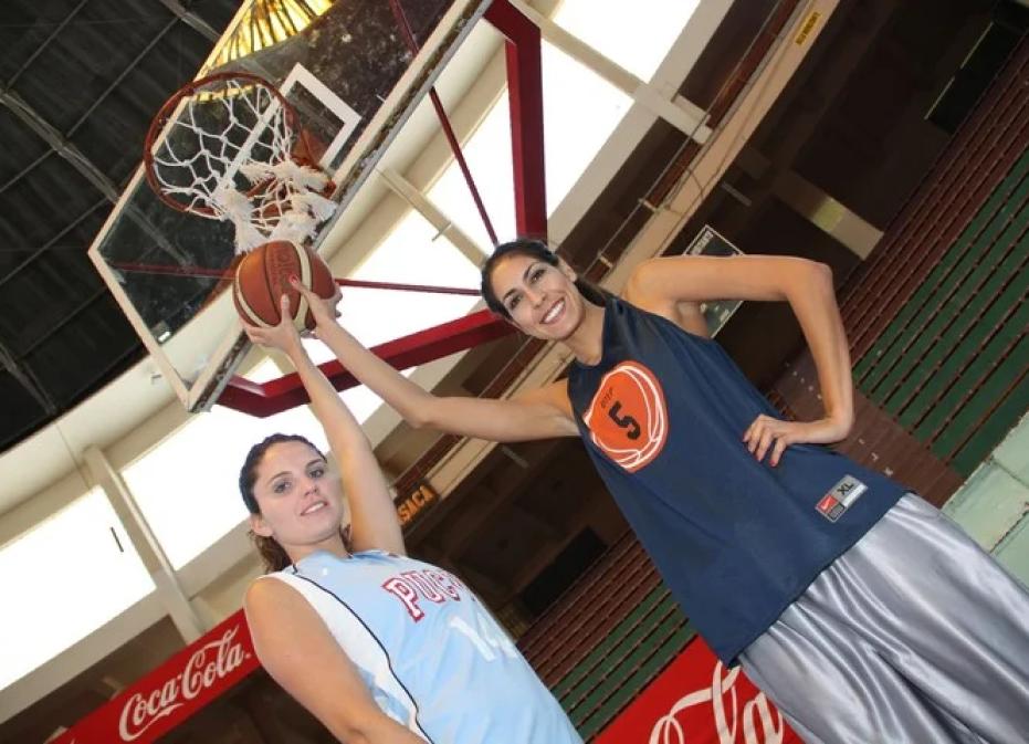 Claudia Lampe junto a una compañera de su equipo de básquet.