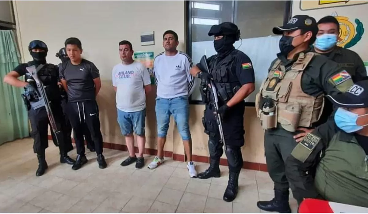 LA CAÍDA. Las autoridades bolivianas mostraron a los tres hombres que fueron detenidos por haber secuestrado a un proveedor de drogas. 