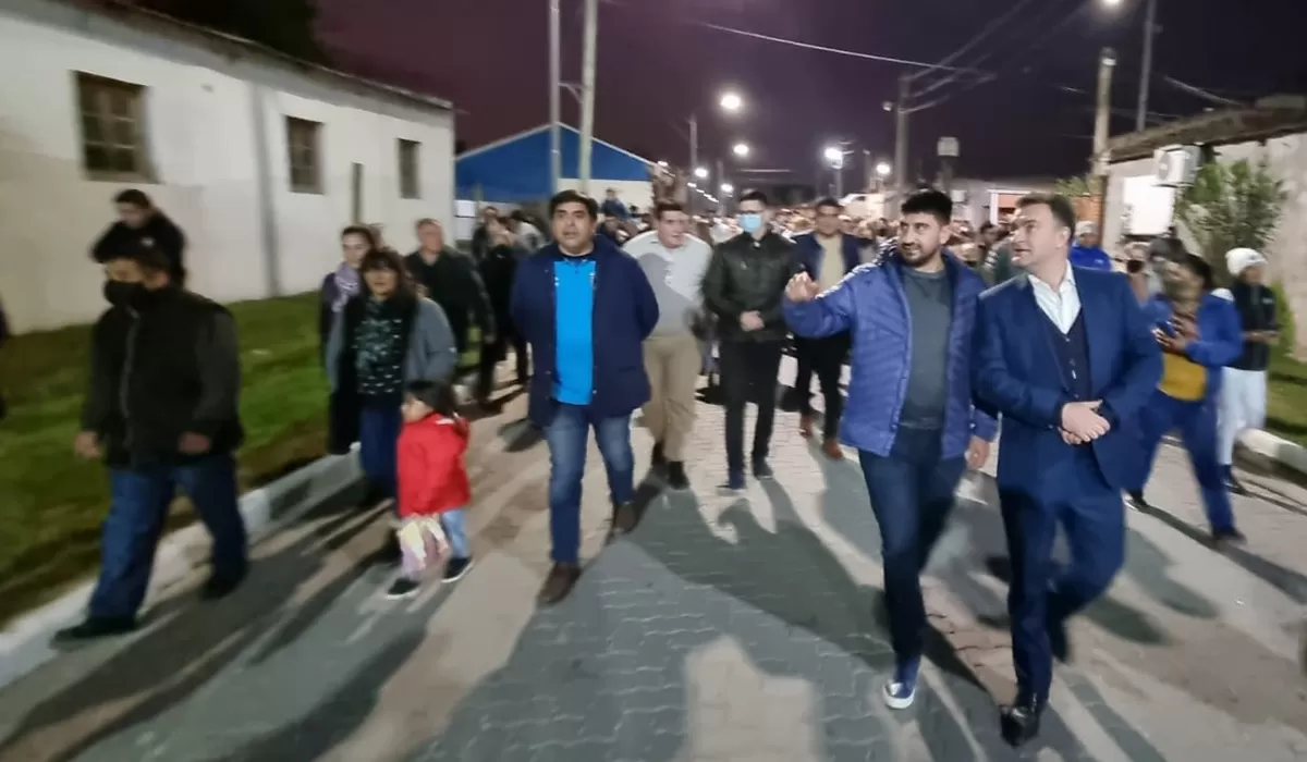 OBRAS. El barrio Alvear de Bella Vista estrenó iluminación y pavimento.