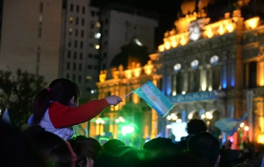 Durante el Día de la Independencia, colectivos ofrecerán un servicio gratuito para llegar a Casa de Gobierno