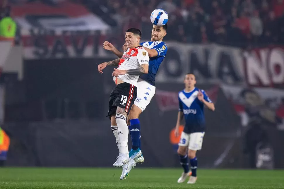 ESTA VEZ NO GRAVITÓ. Enzo Fernández, que pierde en el salto, estuvo lejos de su mejor nivel y el “Millonario” lo sintió. @Velez