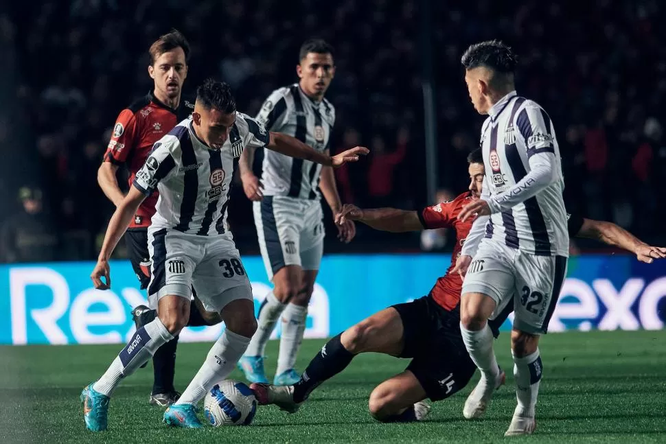 SUPREMACÍA. Los jugadores de Talleres supieron qué hacer en el partido.  