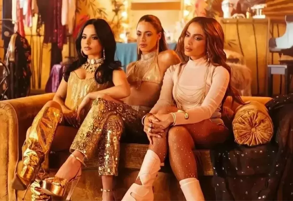 Tini Stoessel, Anitta y Becky G.