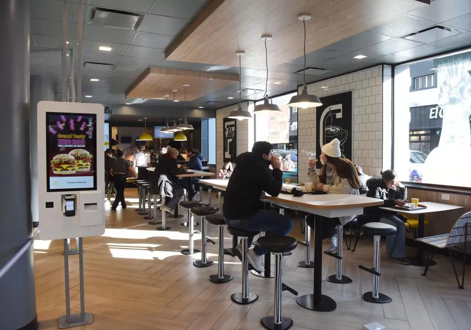 LA NOVEDAD. En el nuevo local, hay “kioscos” táctiles para visualizar el menú y realizar pedidos de manera más rápida. También se puede pagar. la gaceta / fotos de analía jaramillo