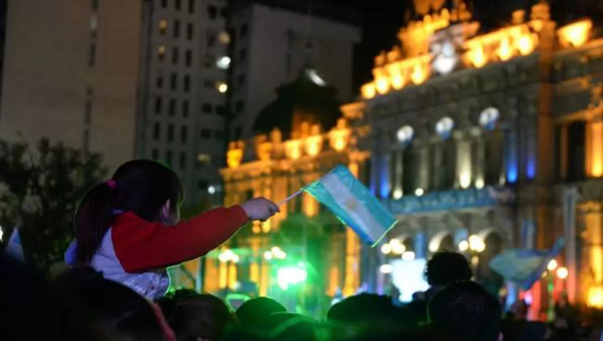 Colectivos gratis para concurrir a los espectáculos de la vigilia por el 9 de Julio