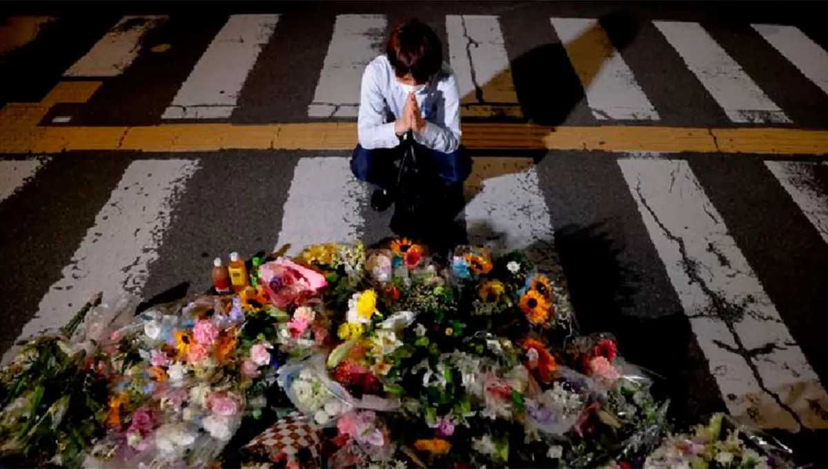 OFRENDA. Un ciudadano japonés recuerda a Abe en inmediaciones de la estación de trenes de Nara.